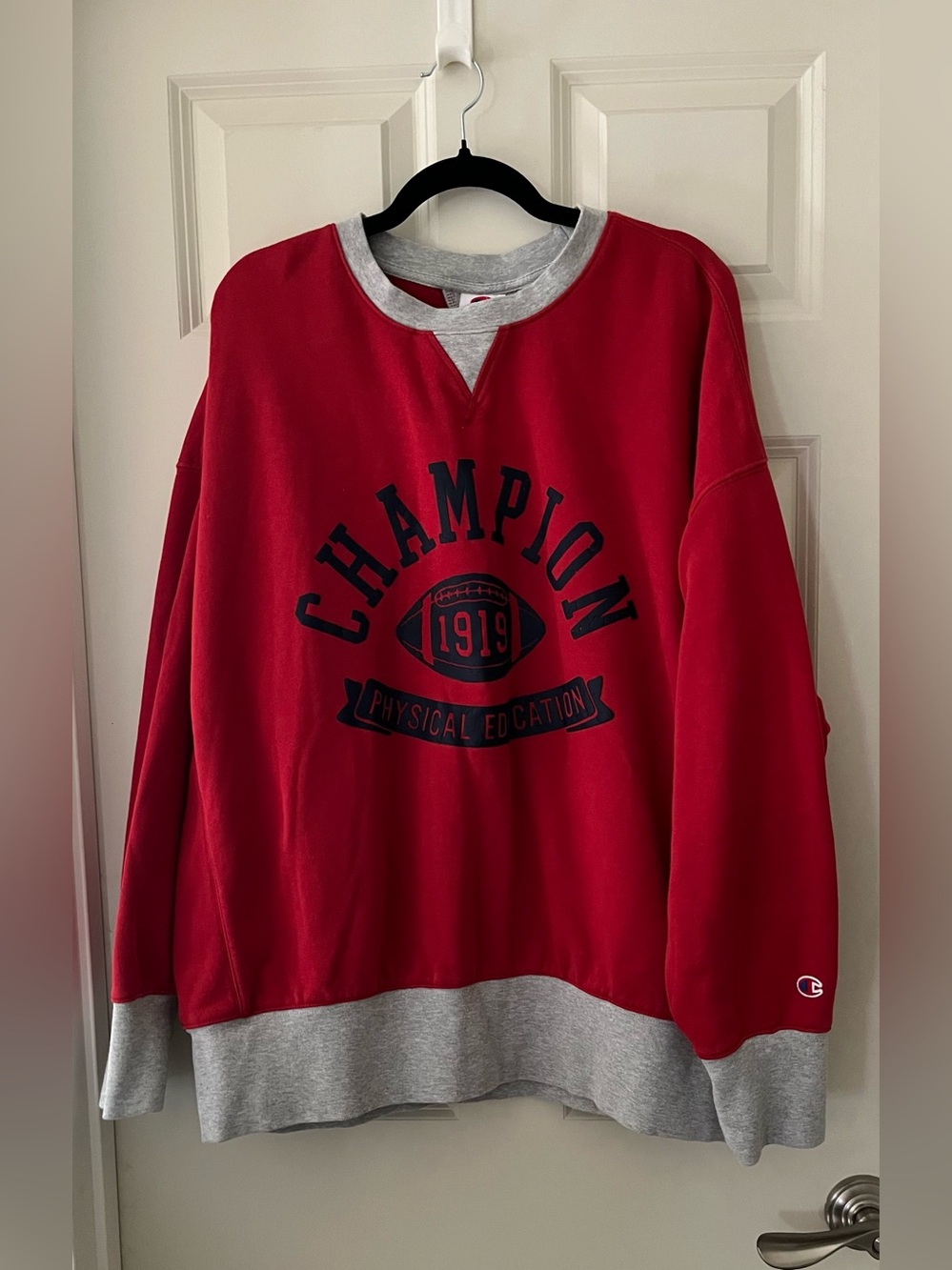 Men’s Champion Physical Education
Colorblocked Crewneck Sweatshirt Red/Navy/Gray
